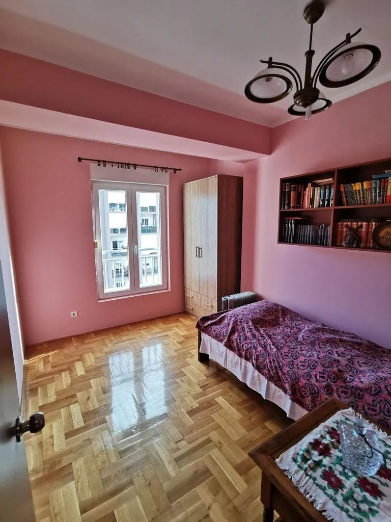 Izdavanje, dvosoban stan, 70m², Blok 9, Podgorica