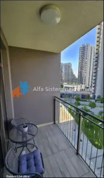 Natkriveni balkon sa garniturom za sedenje i pogledom na naselje. - image 14