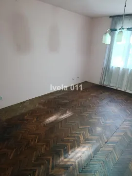 Prazna prostorija sa parketom i prozorom. - image 3