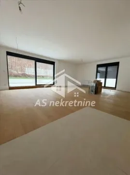 Prazna neopremljena prostorija sa drvenim podom i velikim staklenim površinama. - image 3