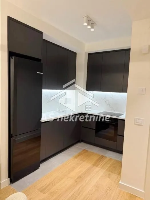 Izdavanje, trosoban stan, 76m², Savski Venac, Beograd