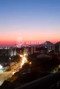 Pogled na grad sa terase u sumrak. - image 13