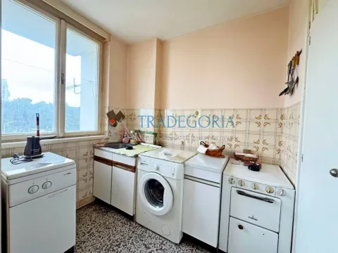 Manja kuhinja sa šporetom, mašinom za veš i sudoperom pored prozora. - image 10