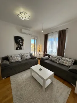 Dnevna soba sa dvosjedom, sofom i bijelim stočićem. - image 2
