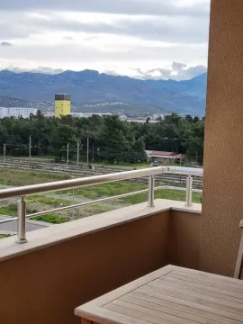 Pogled sa balkona na planine i okolni pejzaž. - image 5