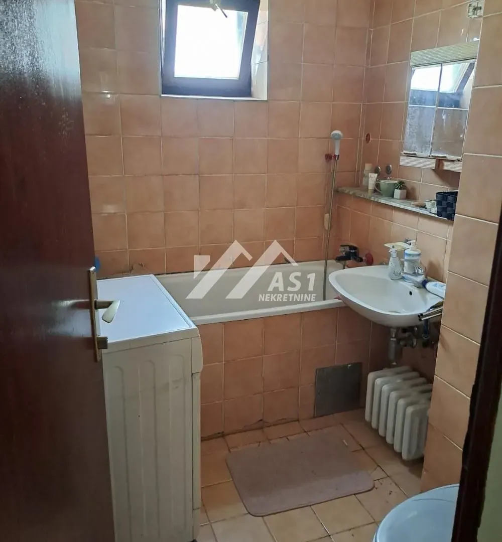 Izdavanje, četvorosoban stan, 84m², Sajam, Novi Sad Sve Podlokacije