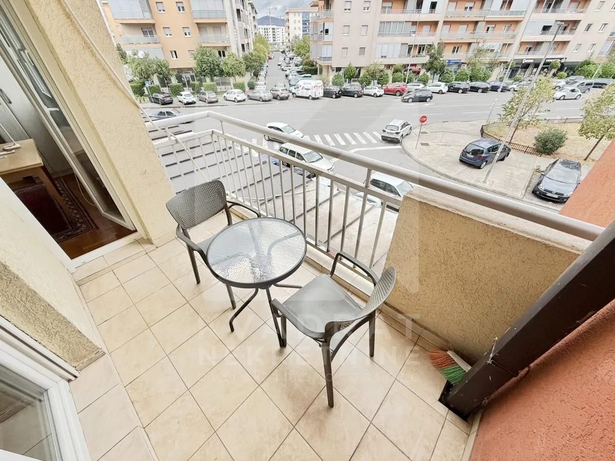 Balkon sa garniturom za sjedenje i pogledom na ulicu.