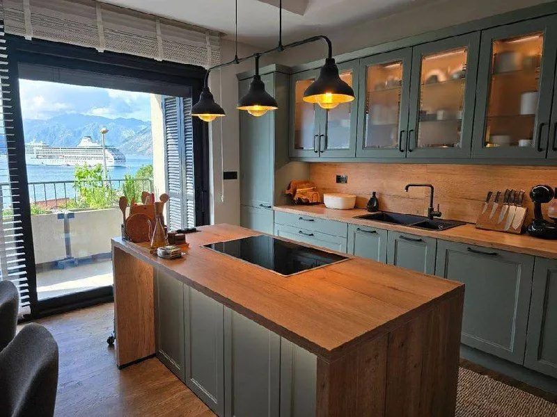 Prodaja, trosoban stan, 160m², Dobrota, Kotor