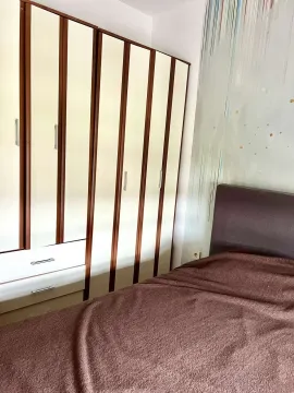 Spavaća soba sa velikim ugradnim plakarem i bračnim krevetom. - image 9
