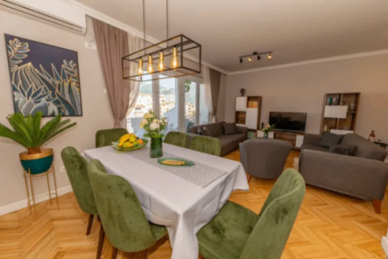 Prodaja, trosoban stan, 100m², Centar, Bar