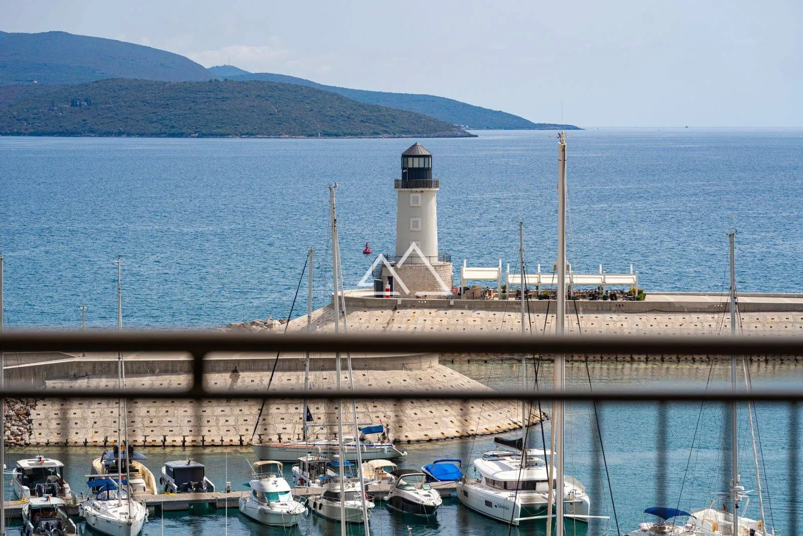 Pogled sa terase na marinu i svjetionik.