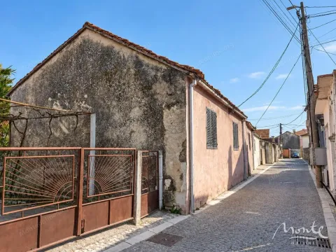 Pogled na spoljašnjost stare kuće i usku ulicu sa popločanim putem. - image 6
