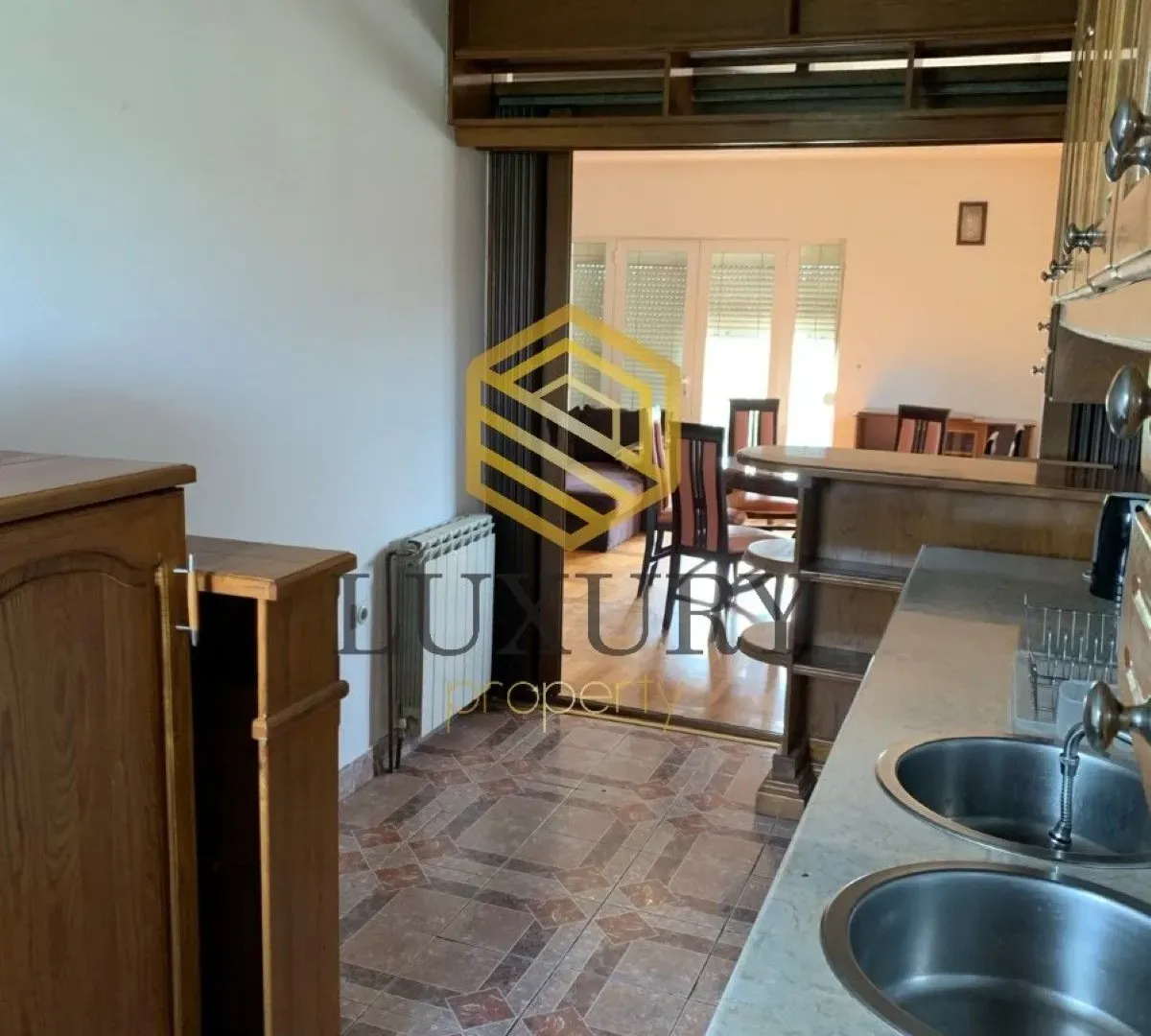 Izdavanje, kuća, 250m², Tološi, Podgorica