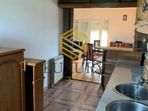 Izdavanje, kuća, 250m², Tološi, Podgorica - image 10