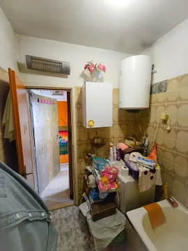 Manje kupatilo sa bojlerom, kadom i vidljivim kućnim stvarima. - image 10