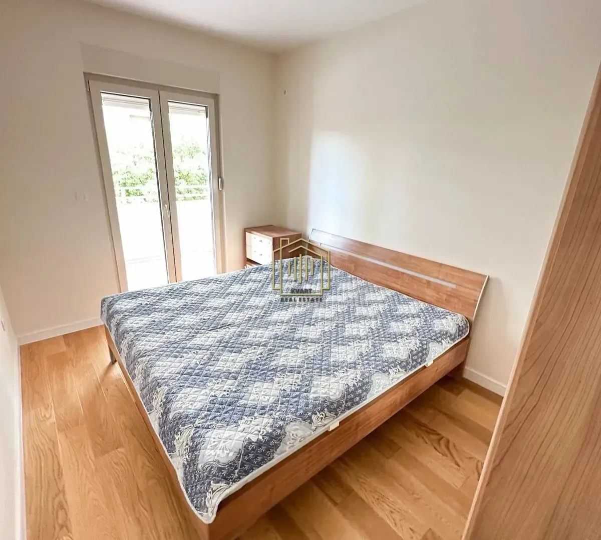 Izdavanje, jednosoban stan, 50m², Central Point, Podgorica