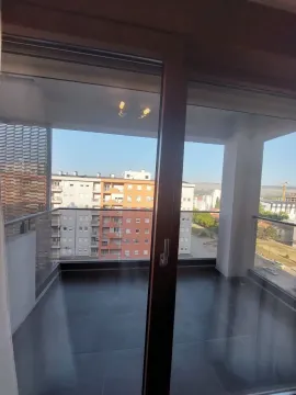 Pogled sa balkona na okolne zgrade i gradski krajolik. - image 2