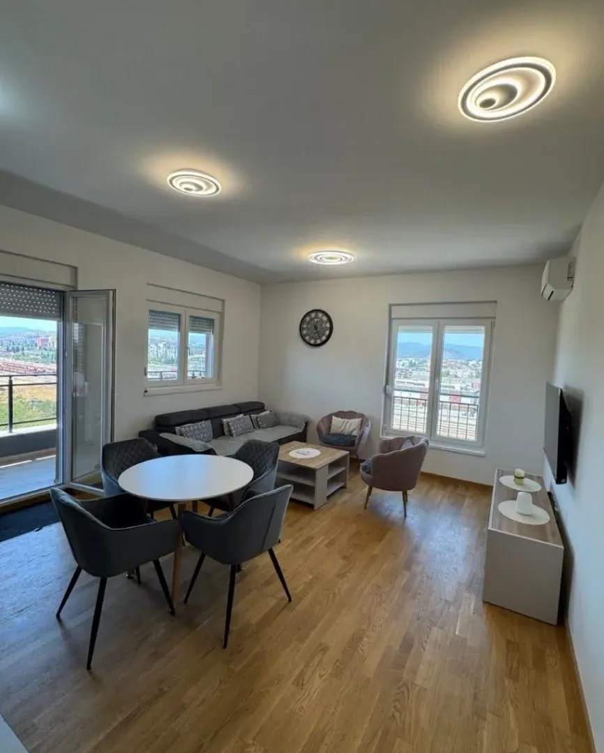 Izdavanje, dvosoban stan, 66m², Stari Aerodrom, Podgorica