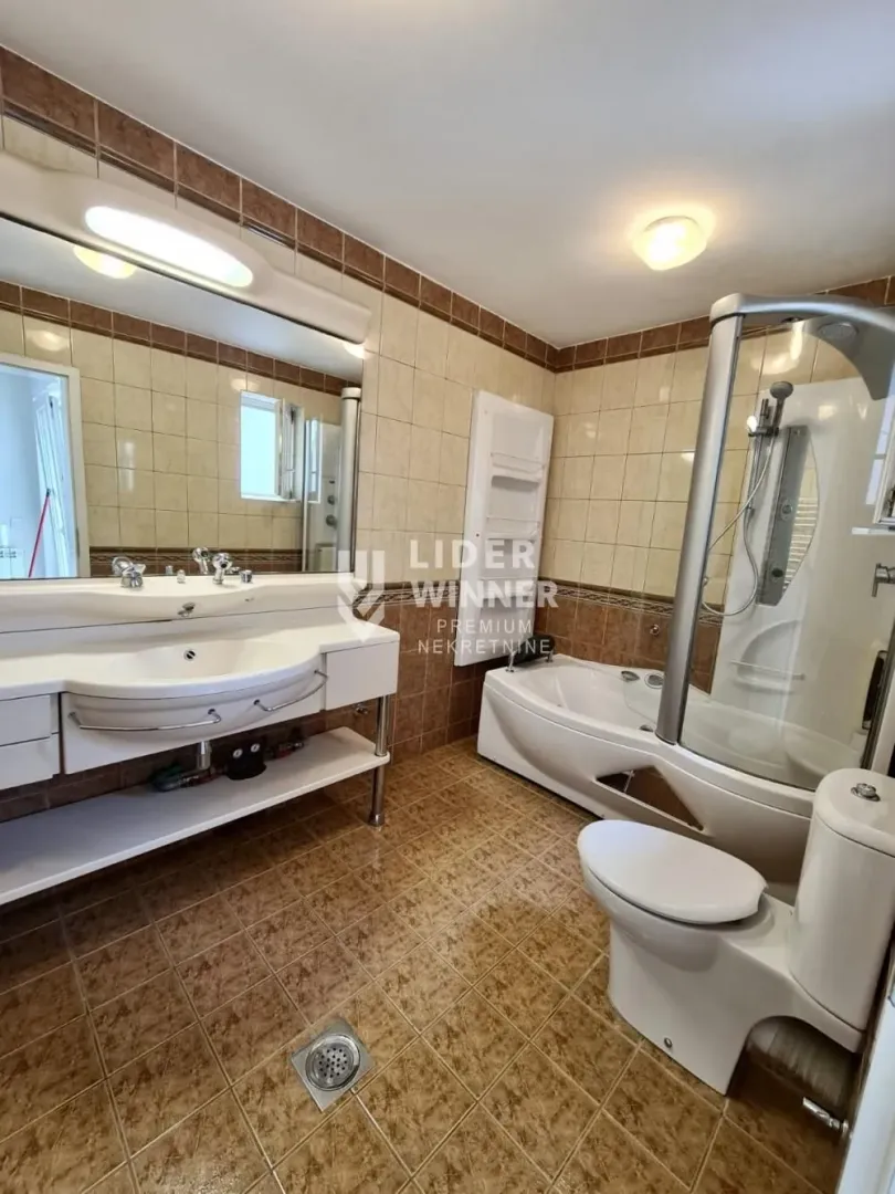Kupatilo opremljeno umivaonikom, kadom, tuš kabinom i wc šoljom.