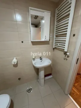 Manje kupatilo sa umivaonikom, ogledalom i radijatorom. - image 9