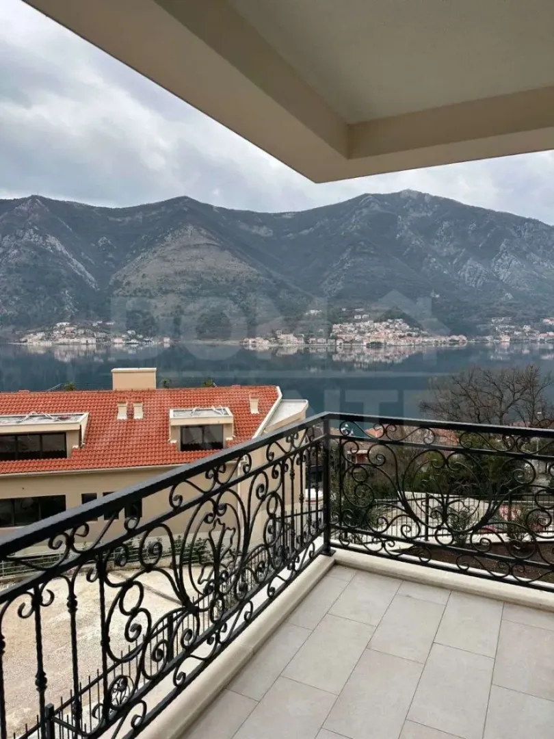 Prodaja, četvorosoban stan, 81m², Dobrota, Kotor