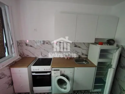 Manja kuhinja sa belim elementima, šporetom, sudoperom i mašinom za veš. - image 3
