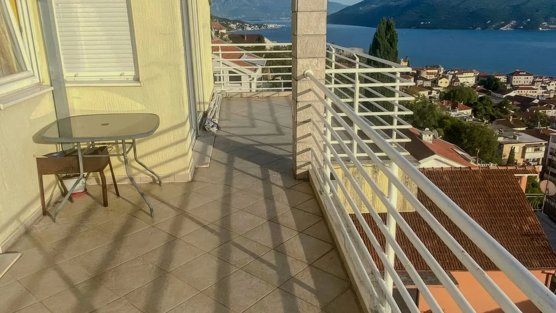 Izdavanje, dvosoban stan, 96m², Centar, Herceg Novi