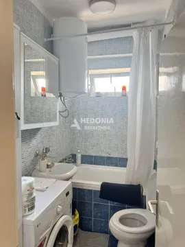 Manje kupatilo sa kadom, umivaonikom, toaletom i veš mašinom. - image 5