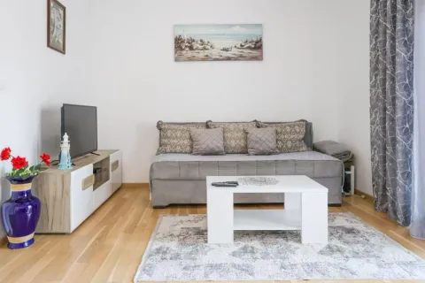 Rent, one bedroom apartment, 40m², Bečići, Budva - image 2
