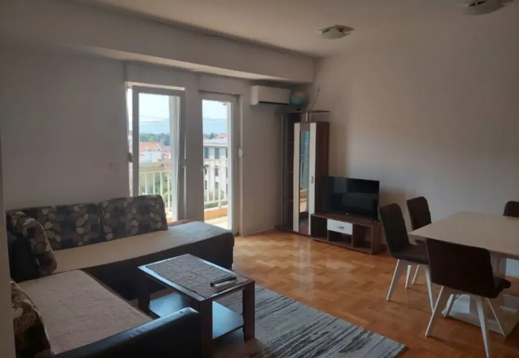 Izdavanje, dvosoban stan, 65m², Blok 9, Podgorica
