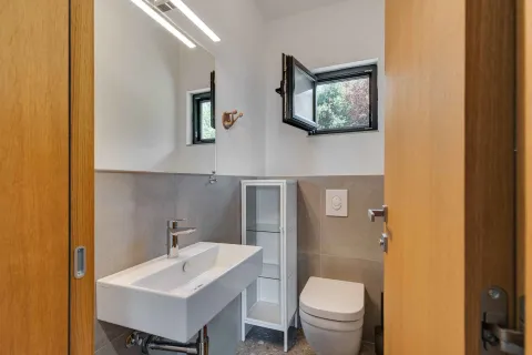Manje kupatilo sa umivaonikom, WC šoljom i malim prozorom. - image 25