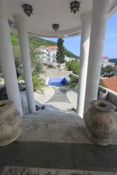 Pogled sa terase sa stubovima na dvorište sa bazenom. - image 10