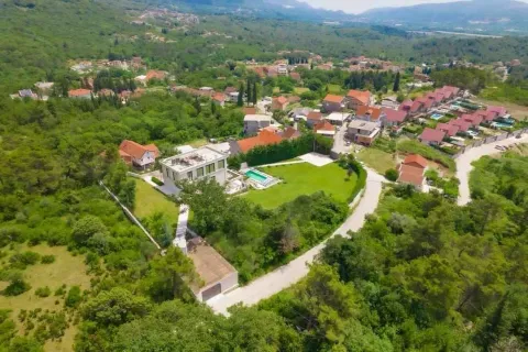 Pogled iz vazduha na imanje sa kućom, bazenom i okolinom. - image 15
