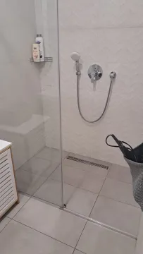 Moderna tuš-kabina sa staklenom pregradom u svijetlom kupatilu. - image 14