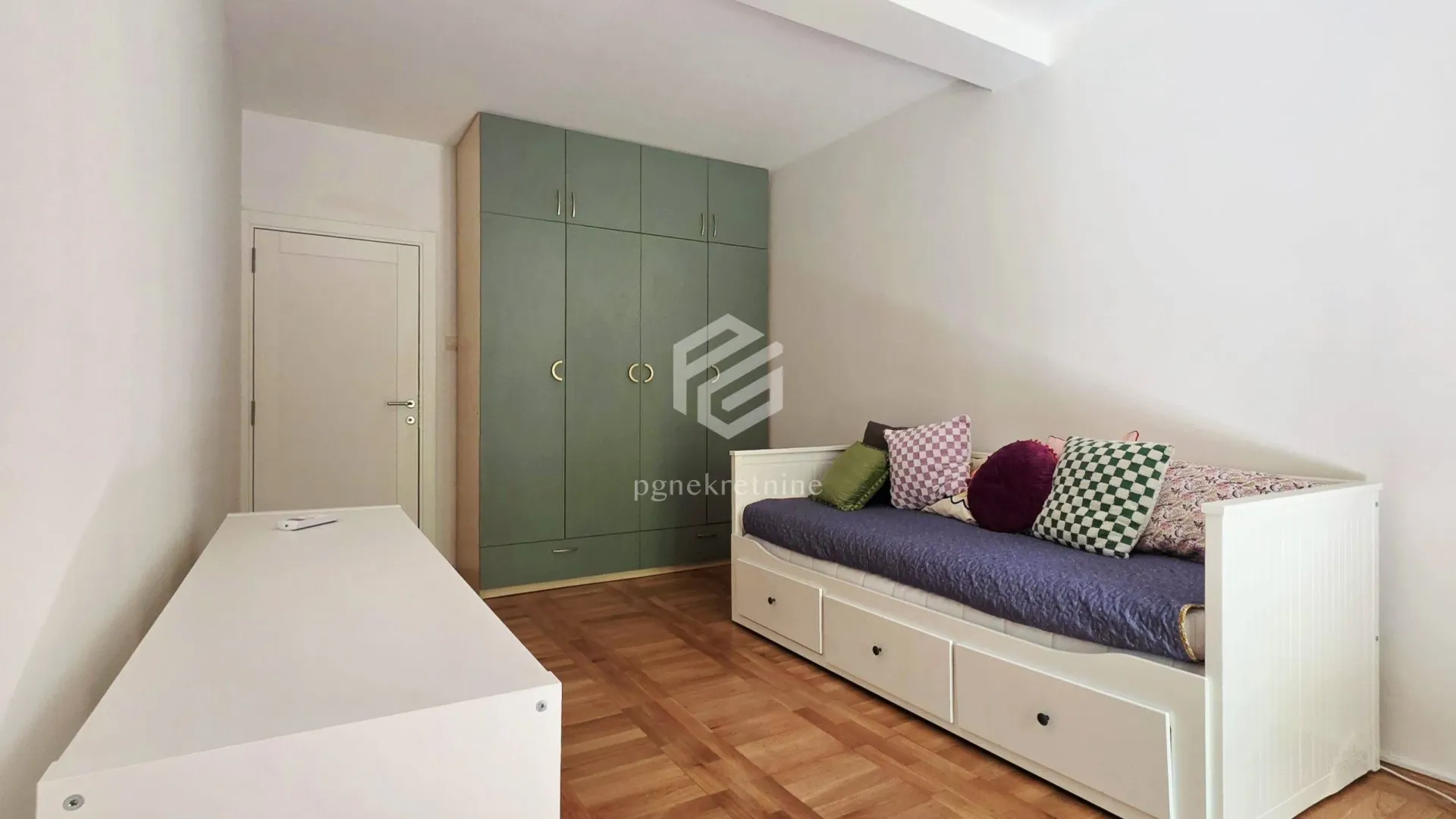 Izdavanje, trosoban stan, 110m², Gorica C, Podgorica