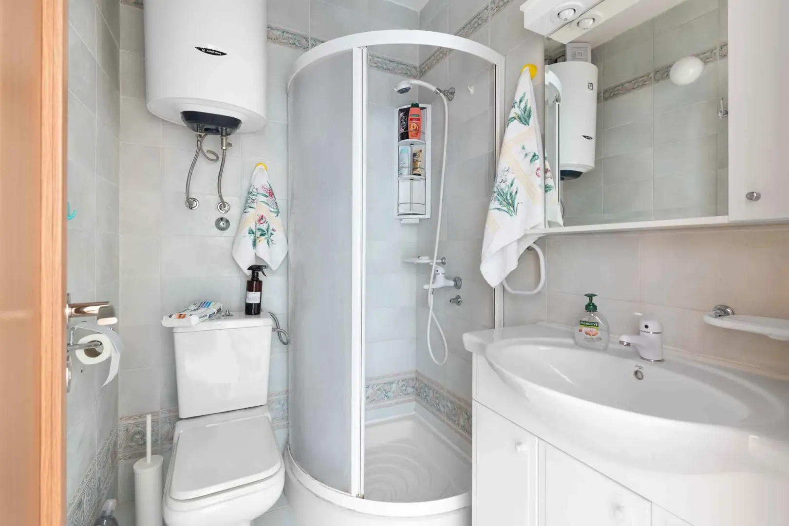 Kupatilo opremljeno tuš kabinom, umivaonikom i wc šoljom.