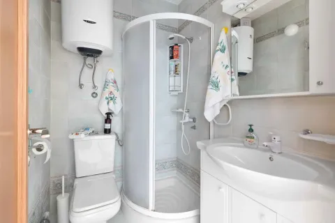 Kupatilo opremljeno tuš kabinom, umivaonikom i wc šoljom. - image 10