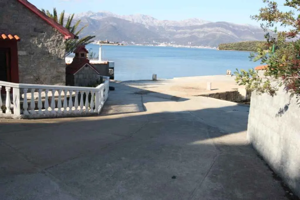 Pogled na dvorište i more sa obližnjim objektima.
