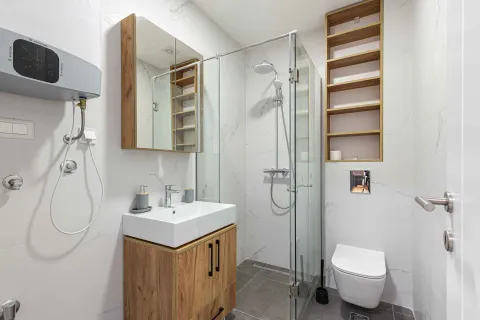 Moderne kupatilo sa tuš kabinom, umivaonikom i ugradnim elementima. - image 5