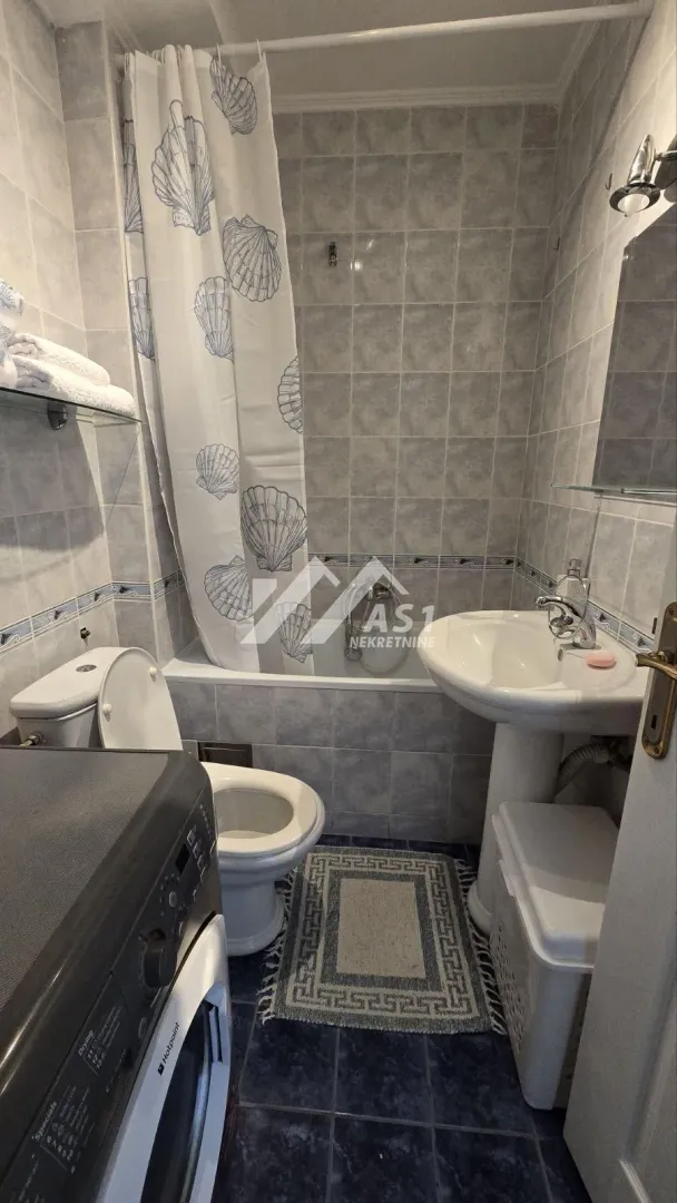 Izdavanje, jednosoban stan, 33m², Salajka, Novi Sad Sve Podlokacije