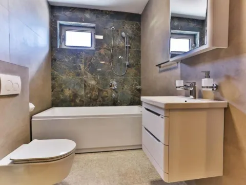 Izdavanje, trosoban stan, 115m², Pržno, Budva - image 11