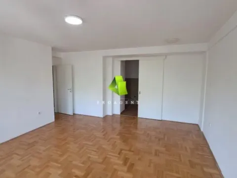 Rent, office space, 73m², Dom zdravlja, Niš