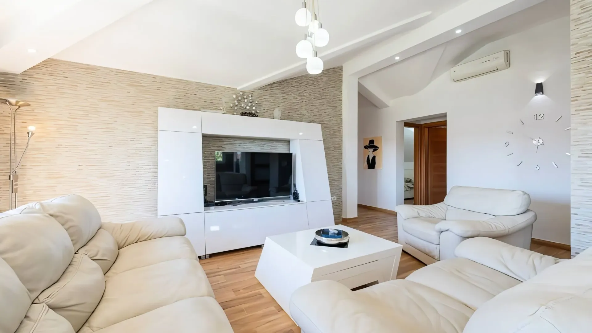 Izdavanje, trosoban stan, 130m², Kalimanj, Tivat