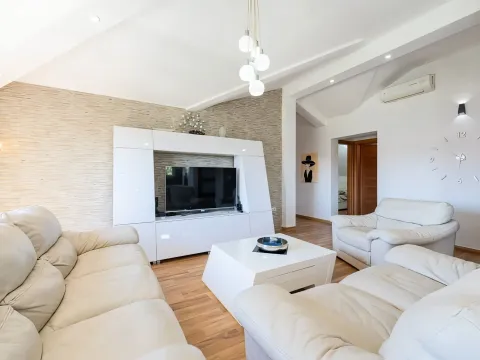 Rent, three bedroom apartment, 130m², Kalimanj, Tivat - image 2