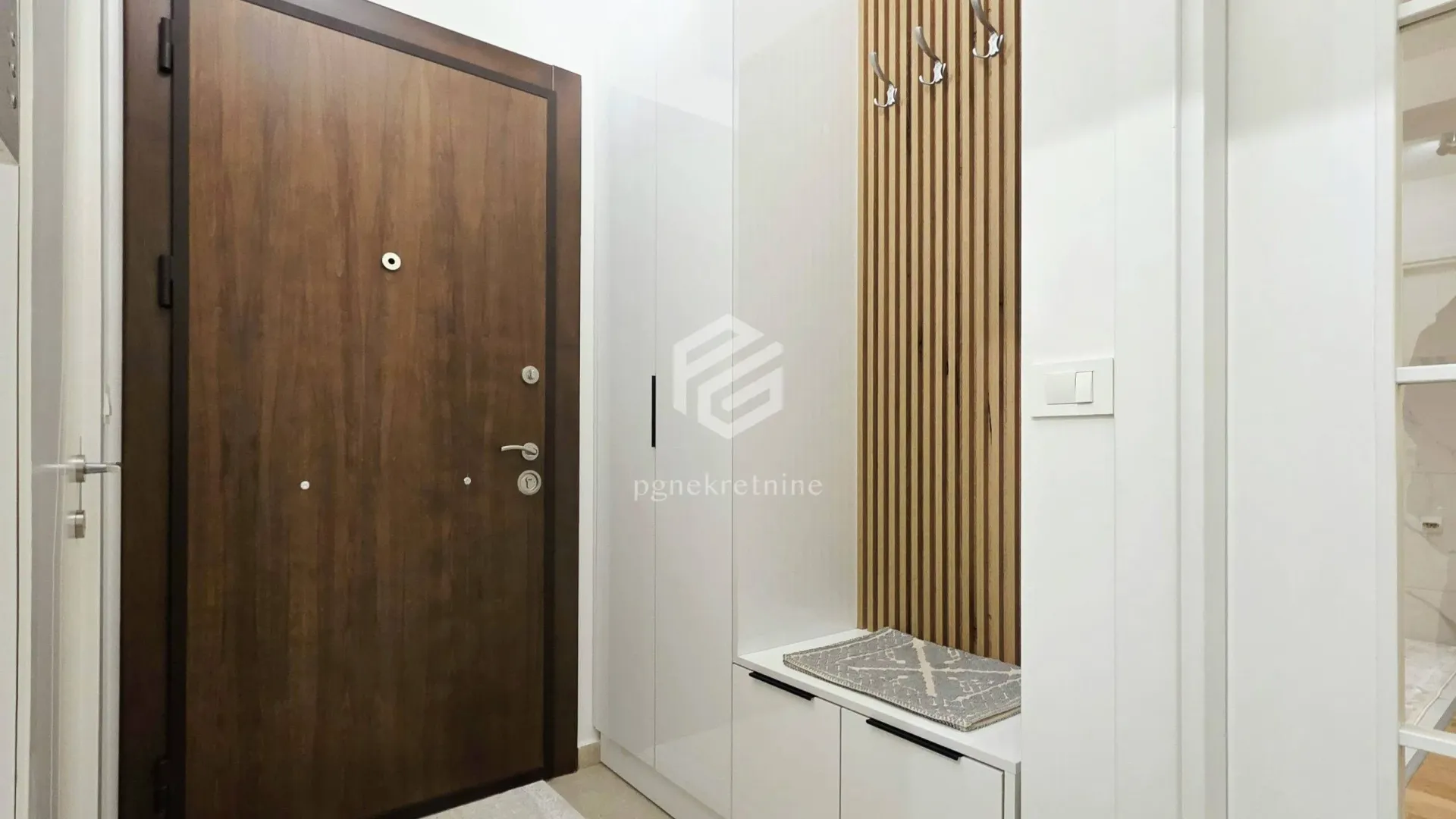 Izdavanje, dvosoban stan, 88m², Centar, Podgorica