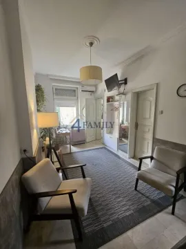 Dnevna soba sa foteljama, tepihom i izlazom u hodnik. - image 16