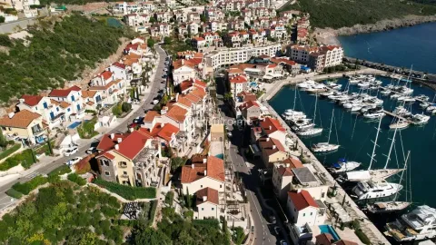 Pogled iz vazduha na obalu sa marinom za jahte i stambenim objektima. - image 11