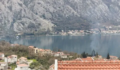Pogled na zaliv i planine sa terase. - image 2