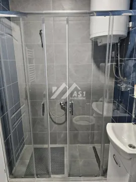 Manje kupatilo sa tuš kabinom, umivaonikom i bojlerom. - image 2