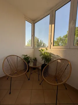 Zastakljena terasa sa garniturom za sjedenje i sobnim biljem. - image 10